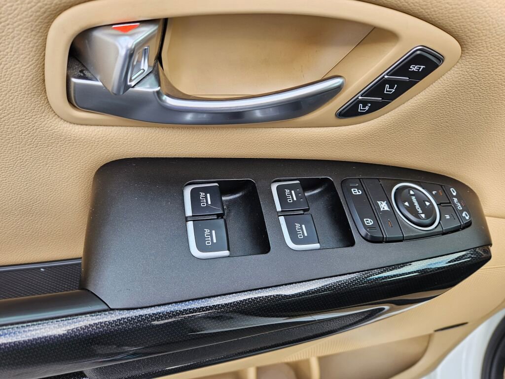 Used 2015 Kia Sedona SX image 27