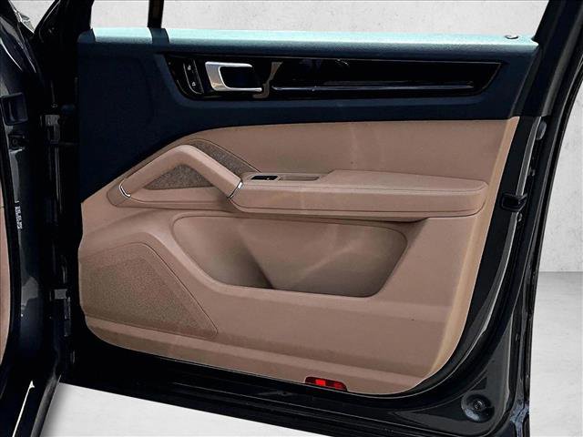 Used 2020 Porsche Cayenne image 18
