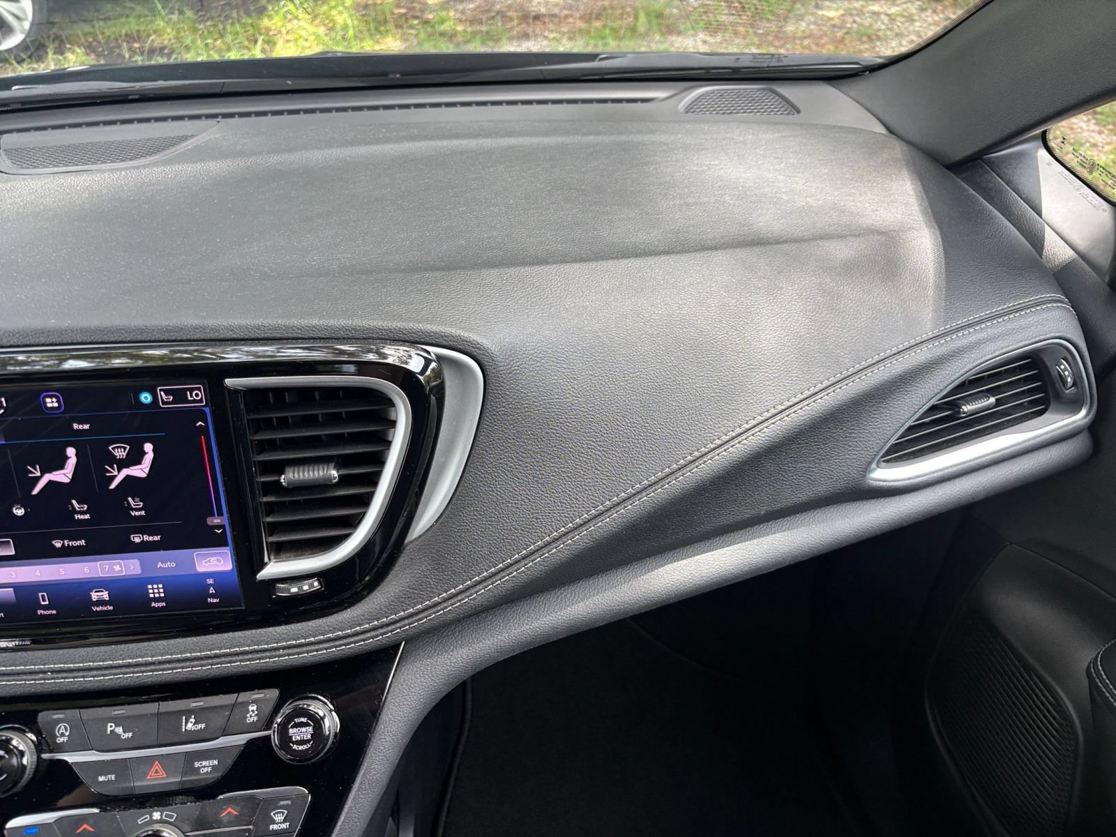 Used 2025 Chrysler Pacifica Limited FWD image 38