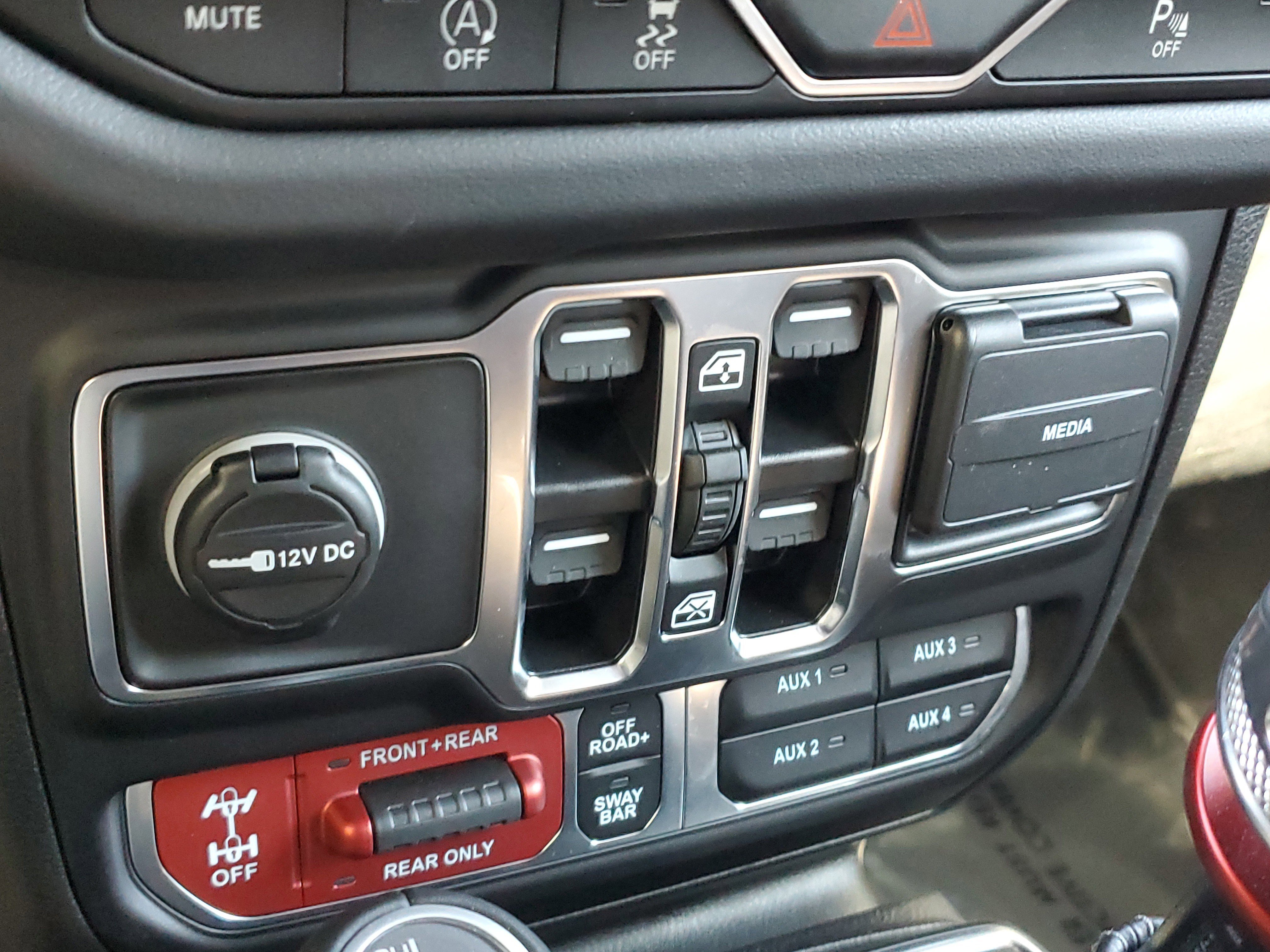 Used 2025 Jeep Wrangler Unlimited Rubicon w/ Safety Group image 30