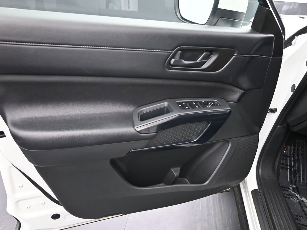 Used 2025 Nissan Pathfinder SV AWD/4WD image 16