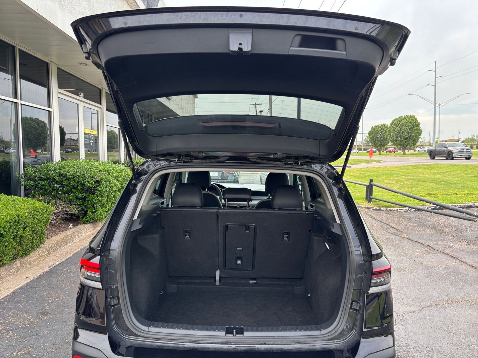 Used 2025 Volkswagen Taos SE FWD image 32