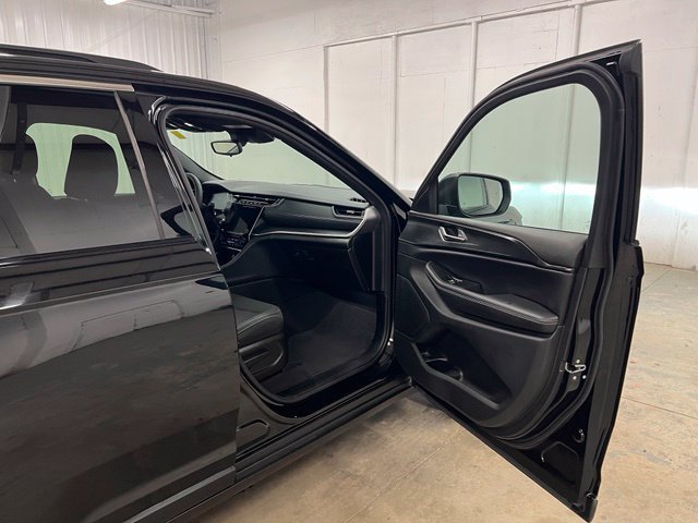Used 2024 Jeep Grand Cherokee Laredo X RWD image 17