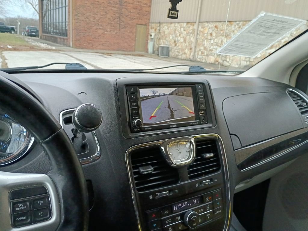 Used 2015 Chrysler Town & Country Touring w/ Driver Convenience Group image 36