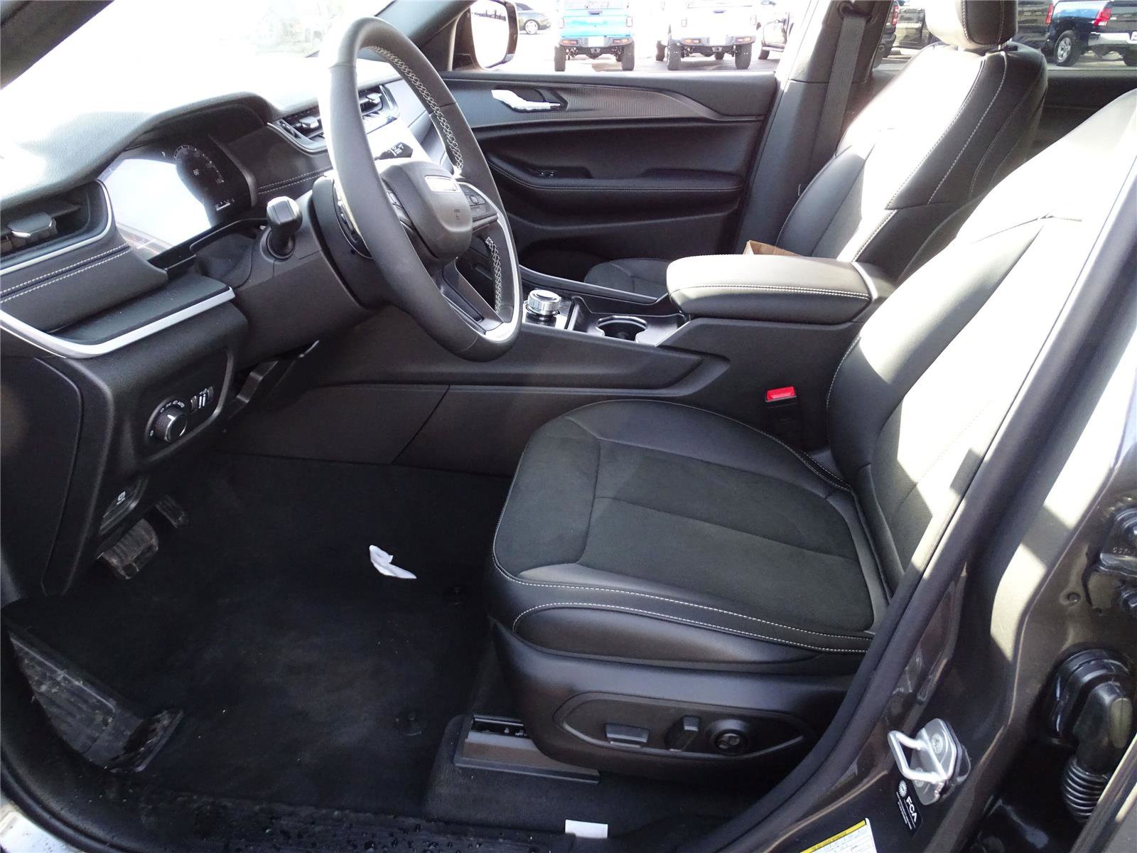 Used 2025 Jeep Grand Cherokee L Altitude image 22