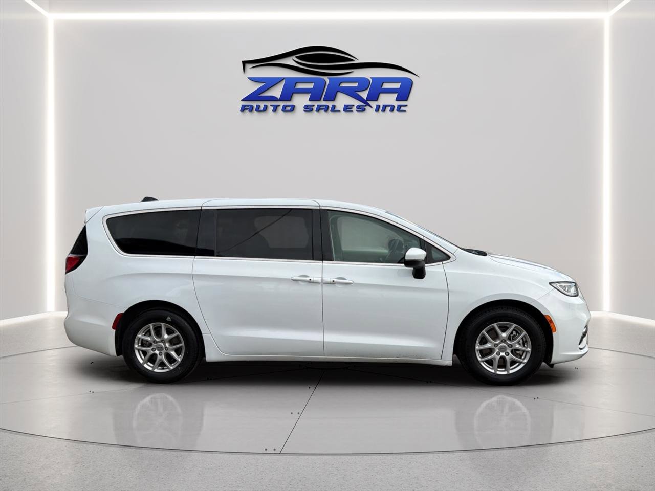 Used 2023 Chrysler Pacifica Touring-L image 8