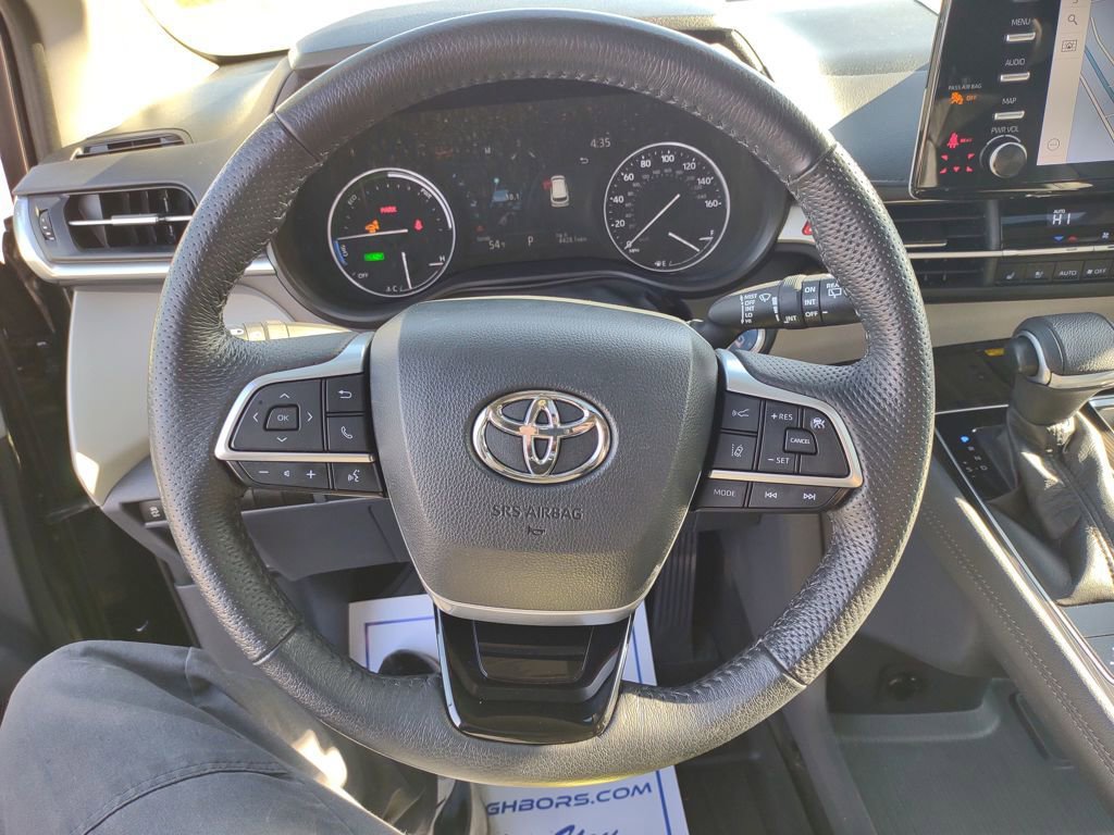 Used 2021 Toyota Sienna Limited image 14