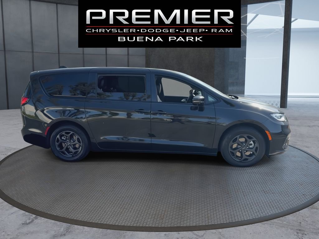Used 2022 Chrysler Pacifica Limited w/ Uconnect Theater Family Group FWD image 9