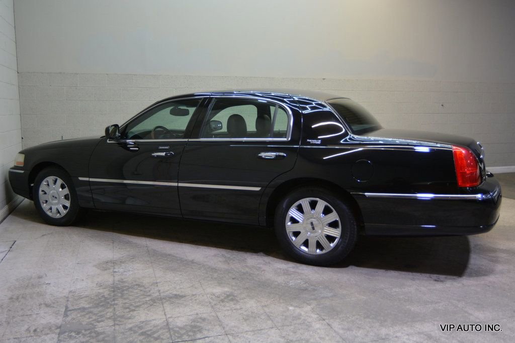 Used 2005 Lincoln Town Car Signature Limited image 31
