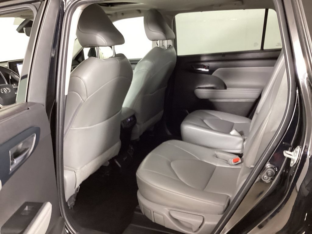 Used 2022 Toyota Highlander XLE AWD/4WD image 33