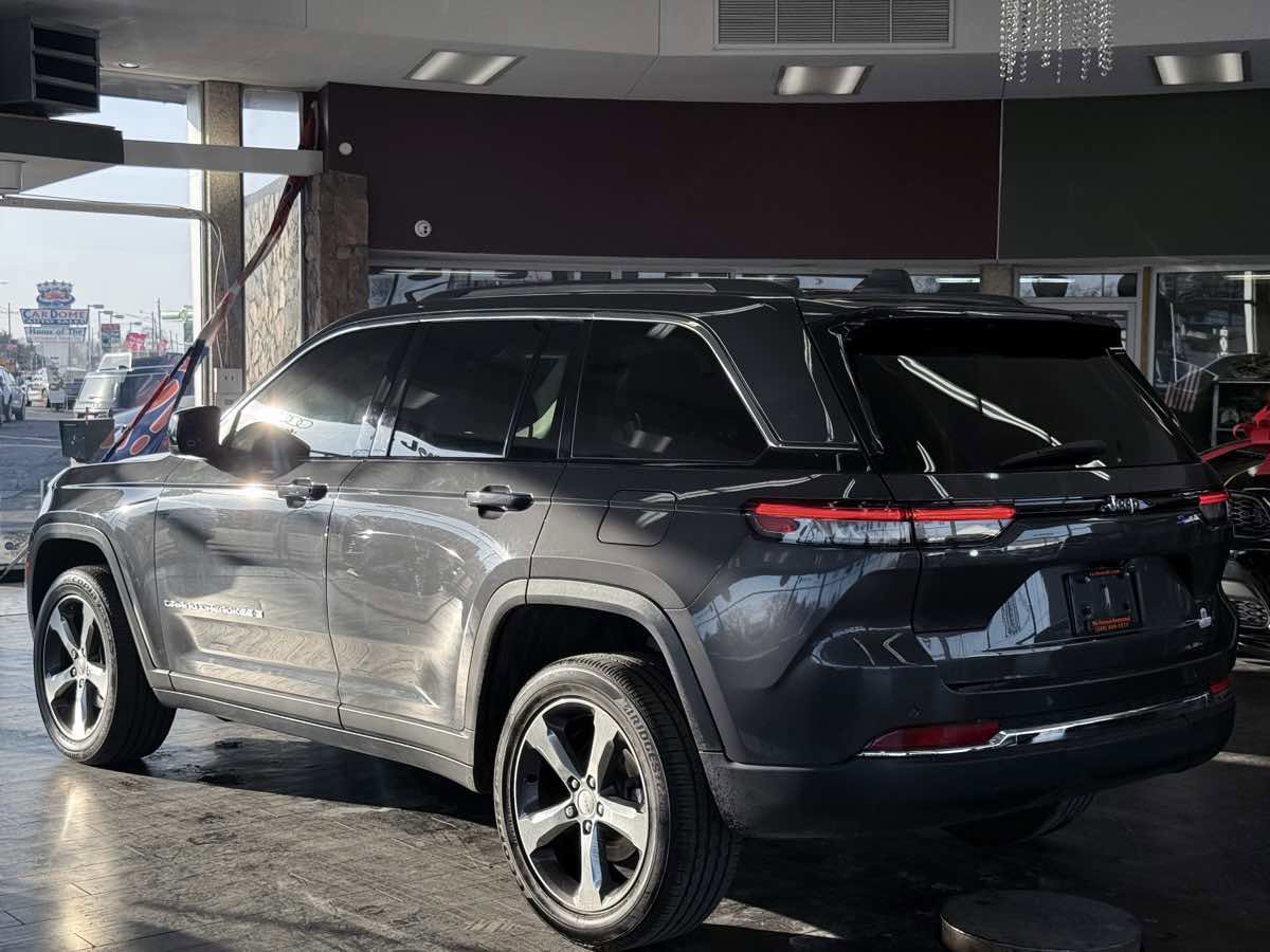 Used 2023 Jeep Grand Cherokee Laredo w/ Luxury Tech Group I image 11