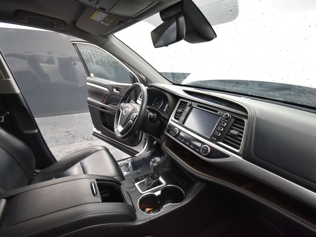Used 2019 Toyota Highlander XLE image 18