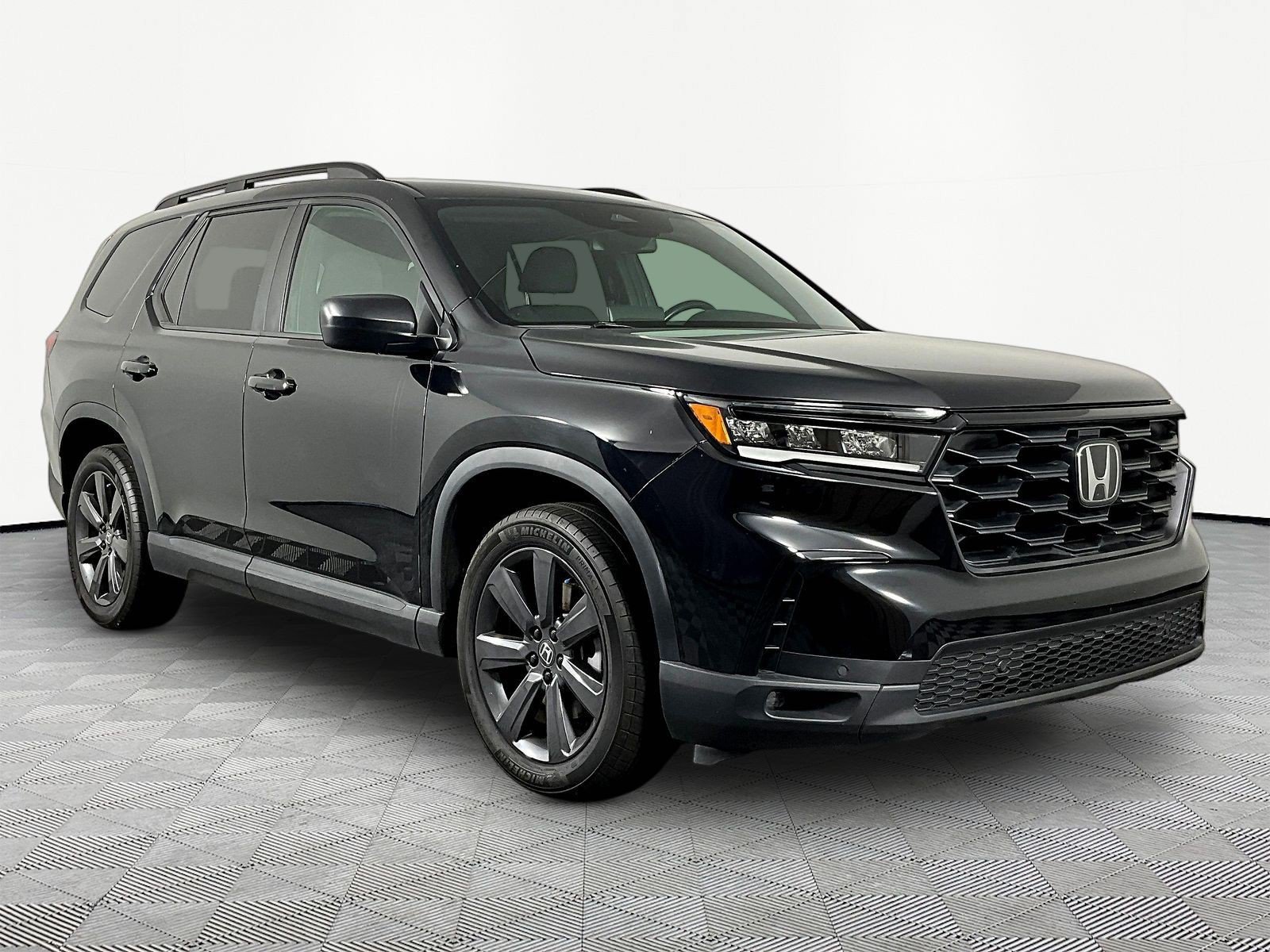 Used 2025 Honda Pilot Sport image 3
