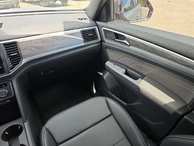 Used 2021 Volkswagen Atlas Cross Sport SE w/ Panoramic Sunroof Package FWD image 12