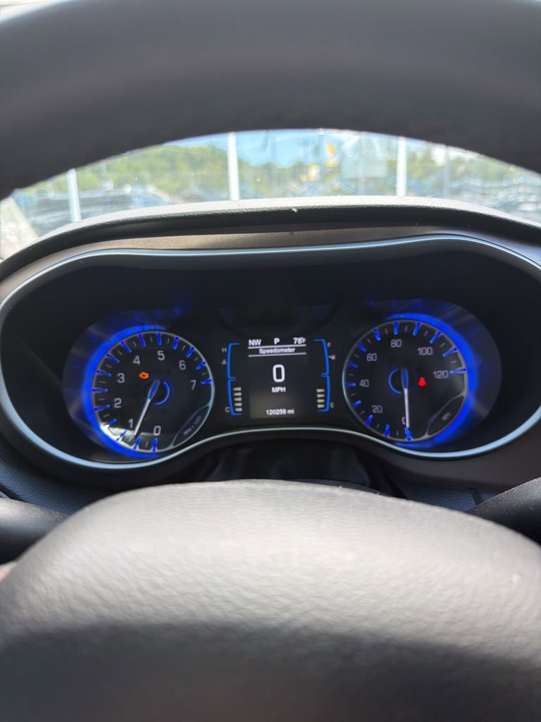 Used 2017 Chrysler Pacifica Touring-L image 9