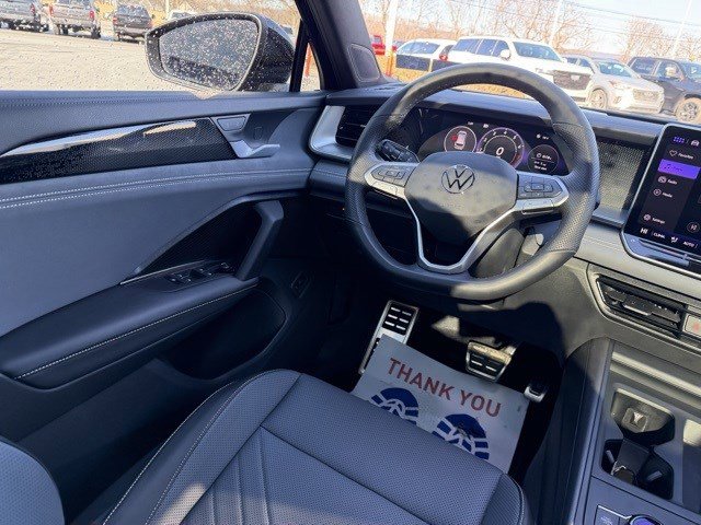 Used 2025 Volkswagen Tiguan SE R-Line image 14