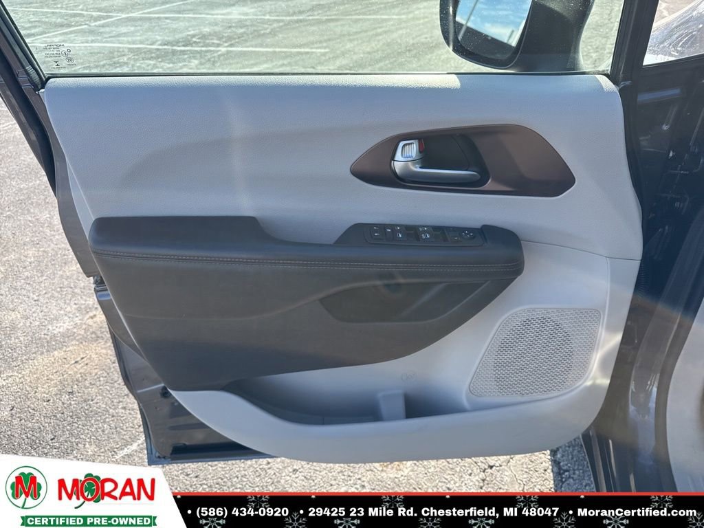 Used 2017 Chrysler Pacifica Touring Plus w/ Tire & Wheel Group image 10