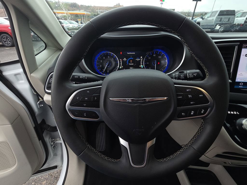Used 2023 Chrysler Pacifica Touring-L image 17