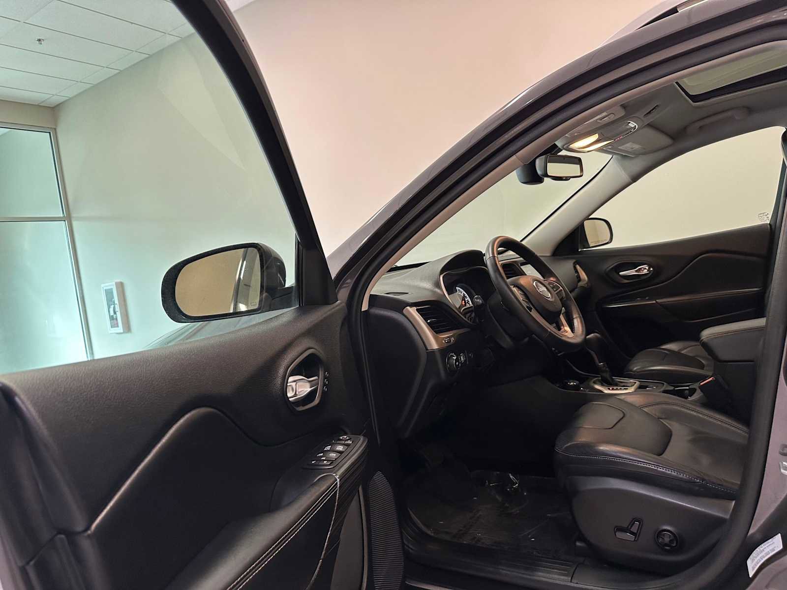 Used 2015 Jeep Cherokee Limited w/ Luxury Group image 25