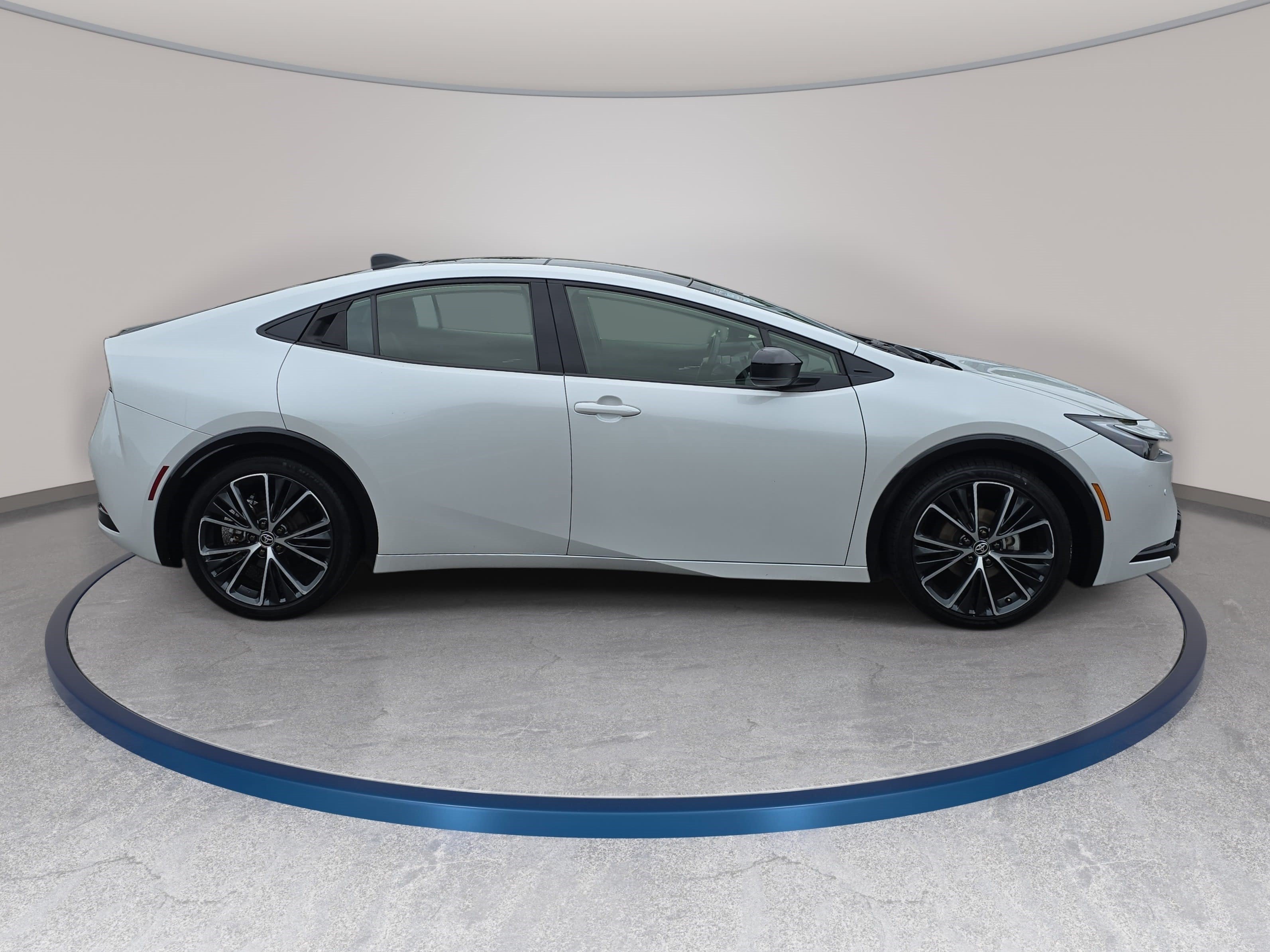 Used 2025 Toyota Prius XLE FWD image 4