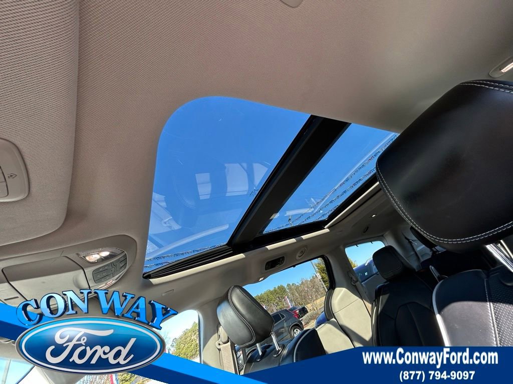 Used 2022 Chrysler Pacifica Limited w/ Uconnect Theater Family Group image 36