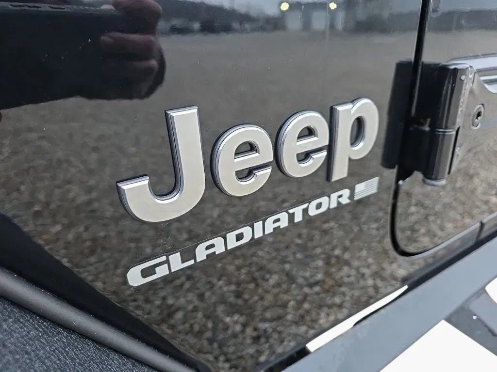 Used 2023 Jeep Gladiator Overland image 9