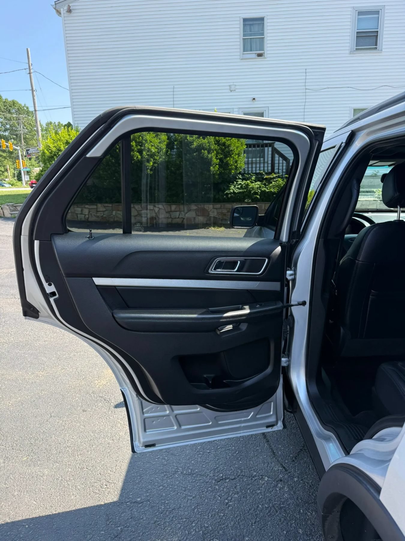Used 2016 Ford Explorer XLT w/ Equipment Group 202A AWD/4WD image 13