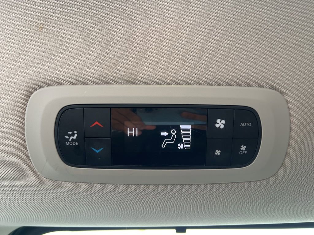 Used 2023 Chrysler Pacifica Touring-L image 27