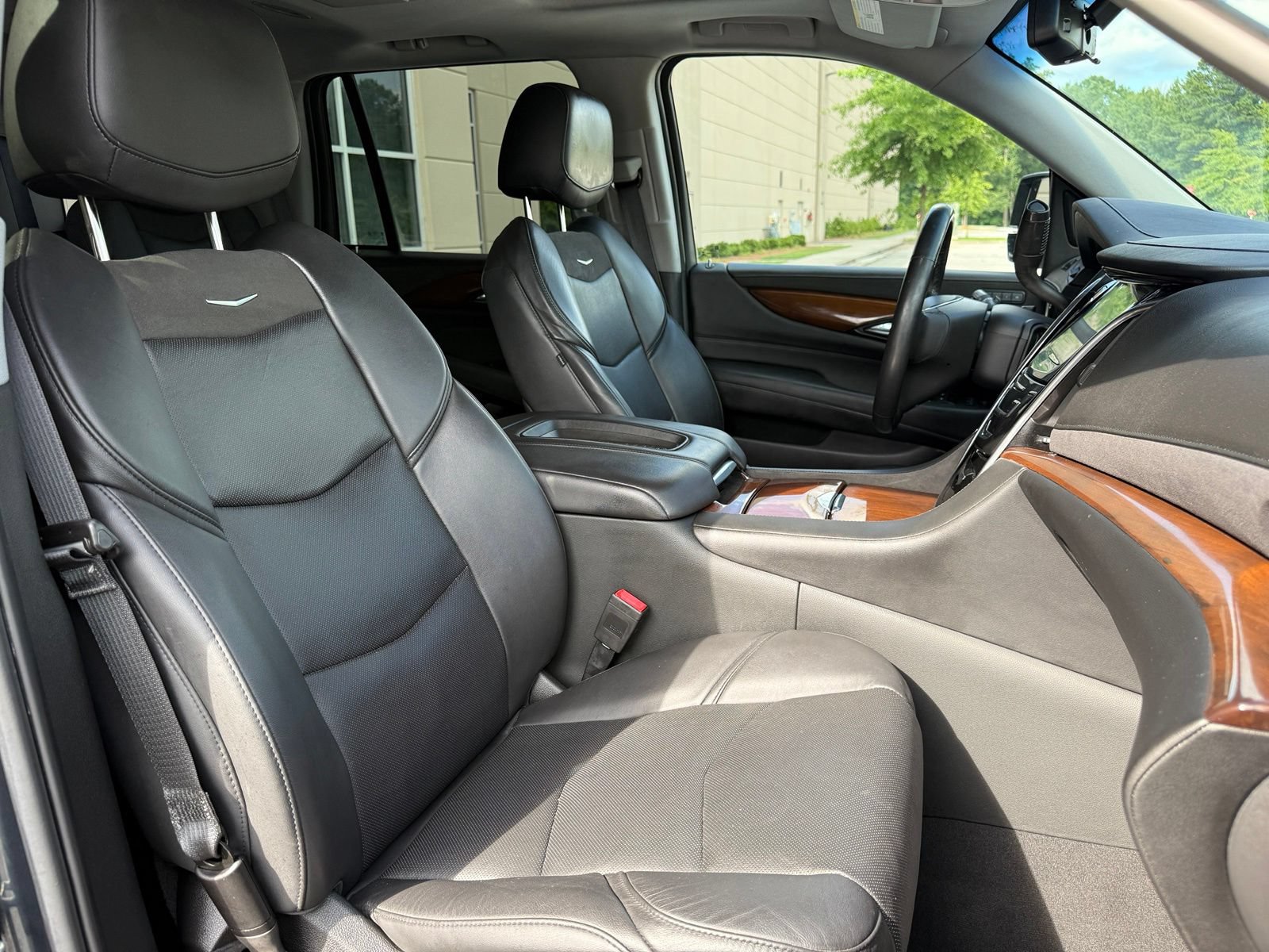 Used 2019 Cadillac Escalade Luxury AWD/4WD image 34