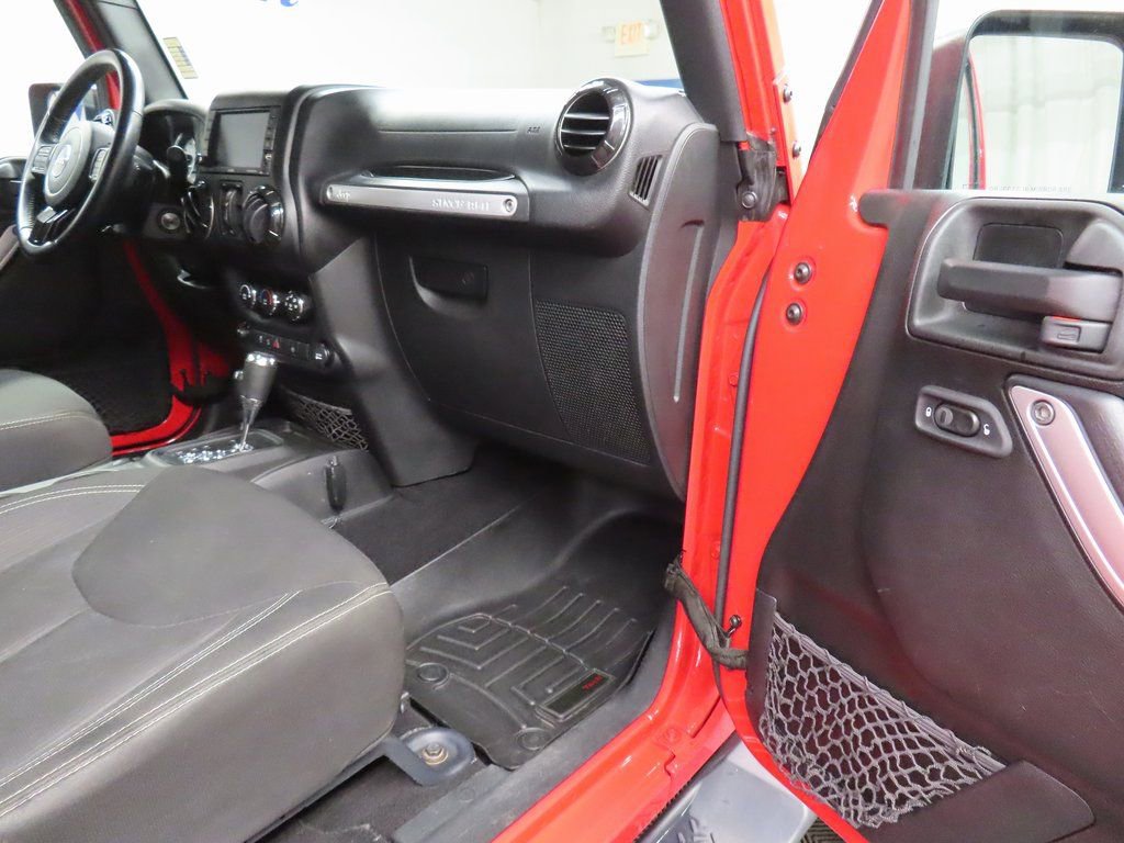 Used 2017 Jeep Wrangler Unlimited Sahara w/ Connectivity Group image 26