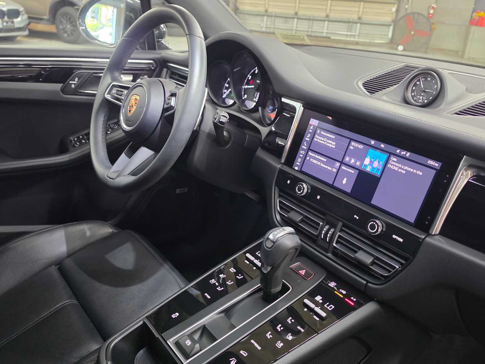 Used 2025 Porsche Macan AWD/4WD image 10