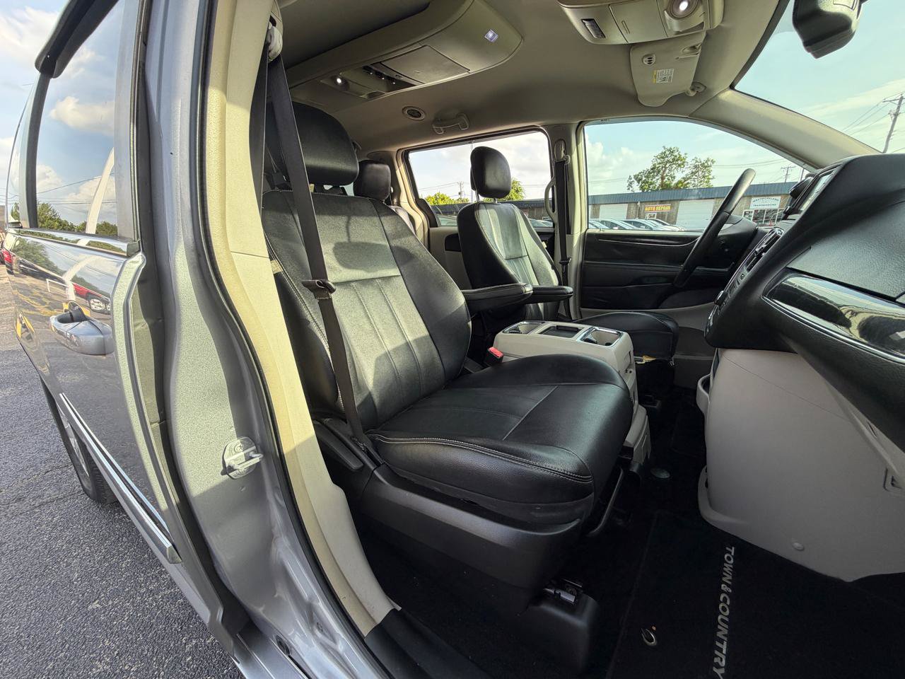 Used 2015 Chrysler Town & Country Touring FWD image 12