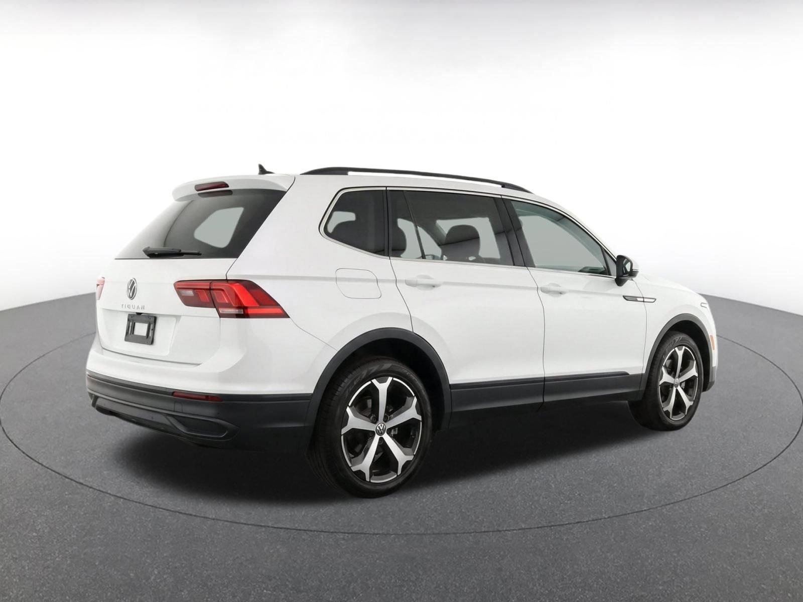 Used 2026 Volkswagen Tiguan SE AWD/4WD image 8