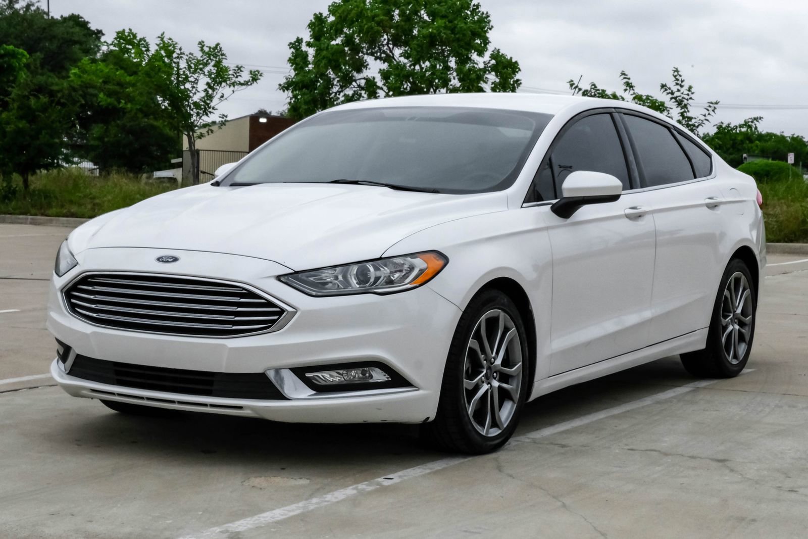 Used 2017 Ford Fusion SE w/ Equipment Group 201A FWD image 8