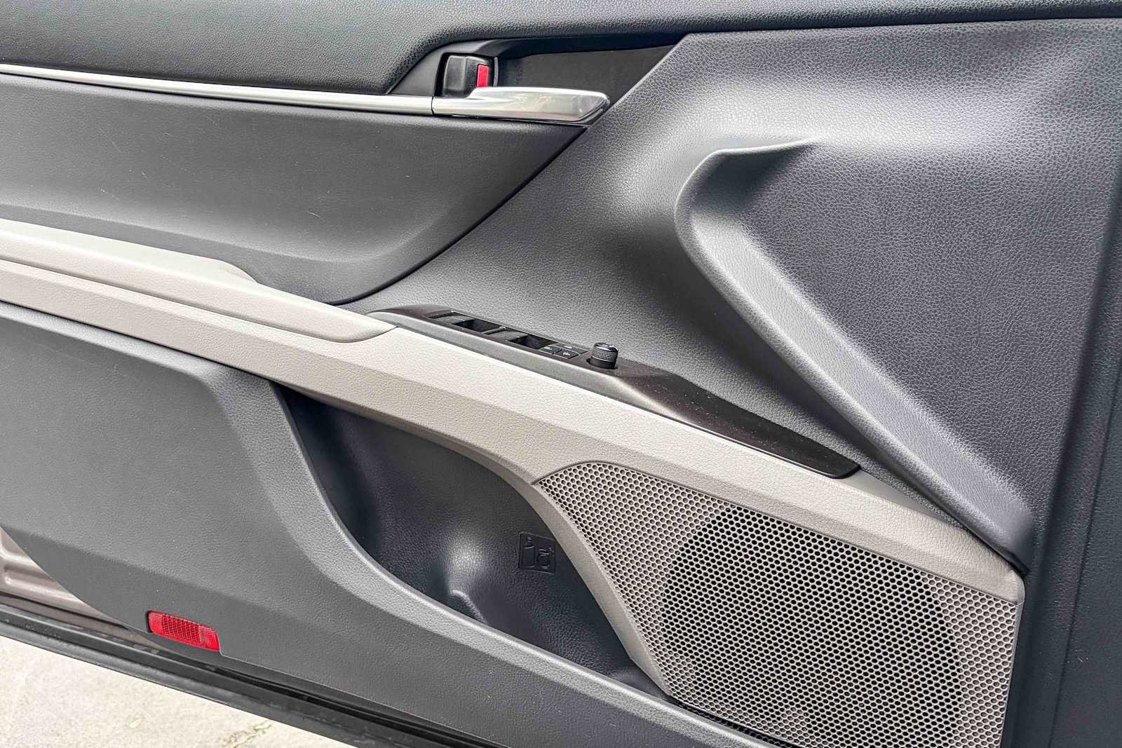 Used 2022 Toyota Camry SE image 19