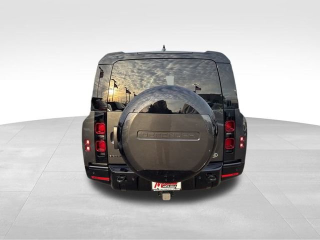 Used 2023 Land Rover Defender 130 X-Dynamic SE image 6