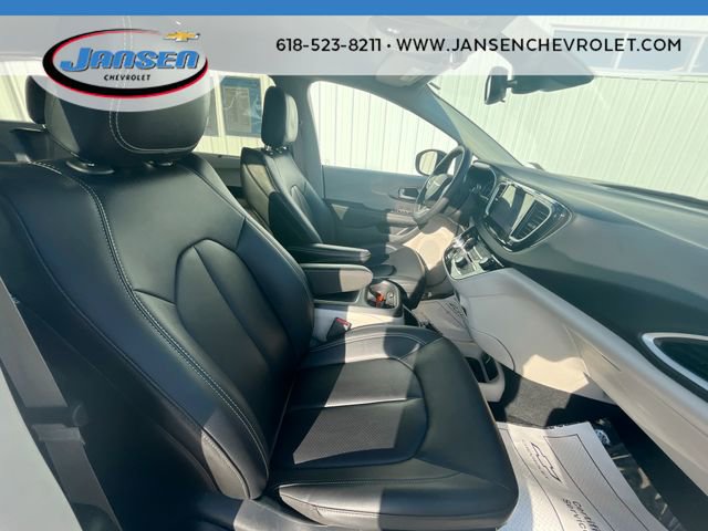 Used 2024 Chrysler Pacifica Touring-L FWD image 27