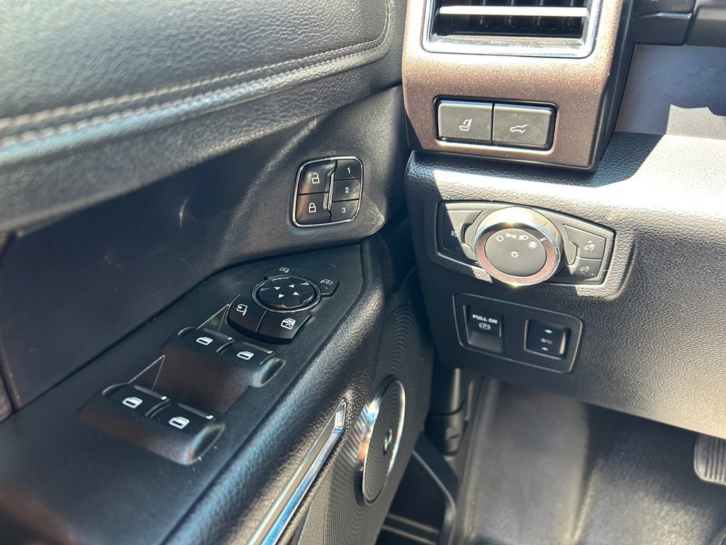 Used 2019 Ford Expedition Limited w/ Equipment Group 302A AWD/4WD image 19