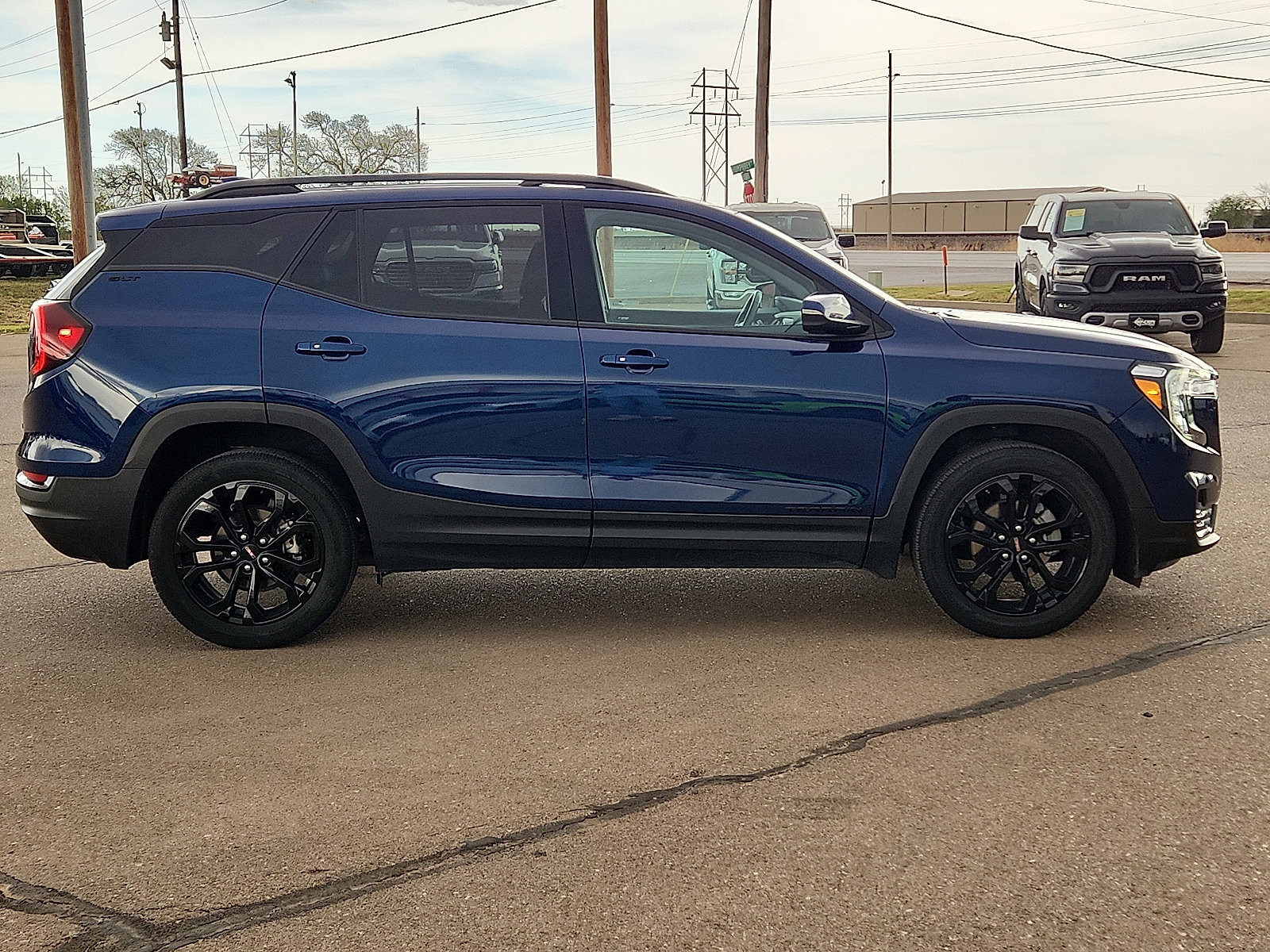 Used 2022 GMC Terrain SLT w/ Elevation Edition image 5