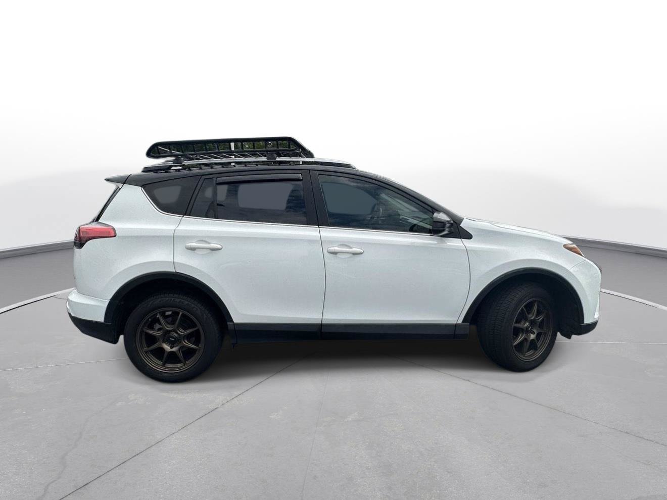 Used 2018 Toyota RAV4 LE FWD image 4