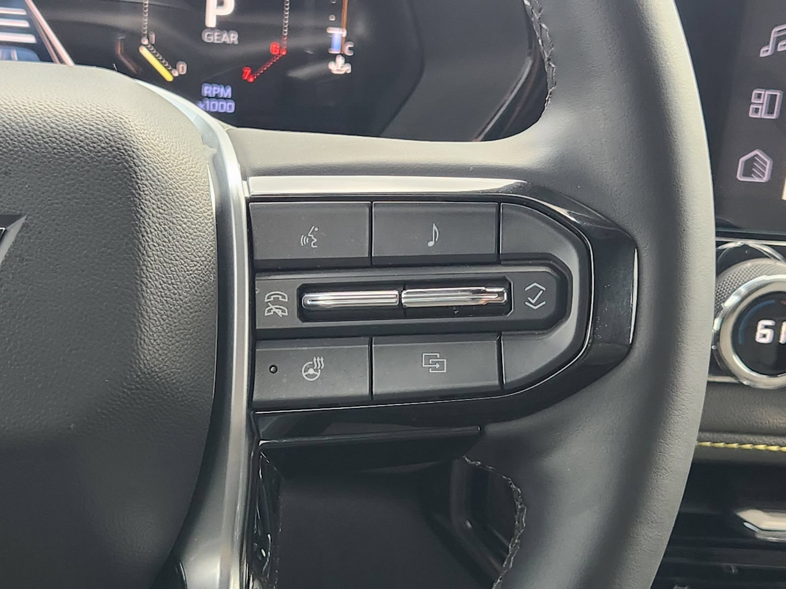 Used 2025 Chevrolet Colorado ZR2 w/ Technology Package AWD/4WD image 32