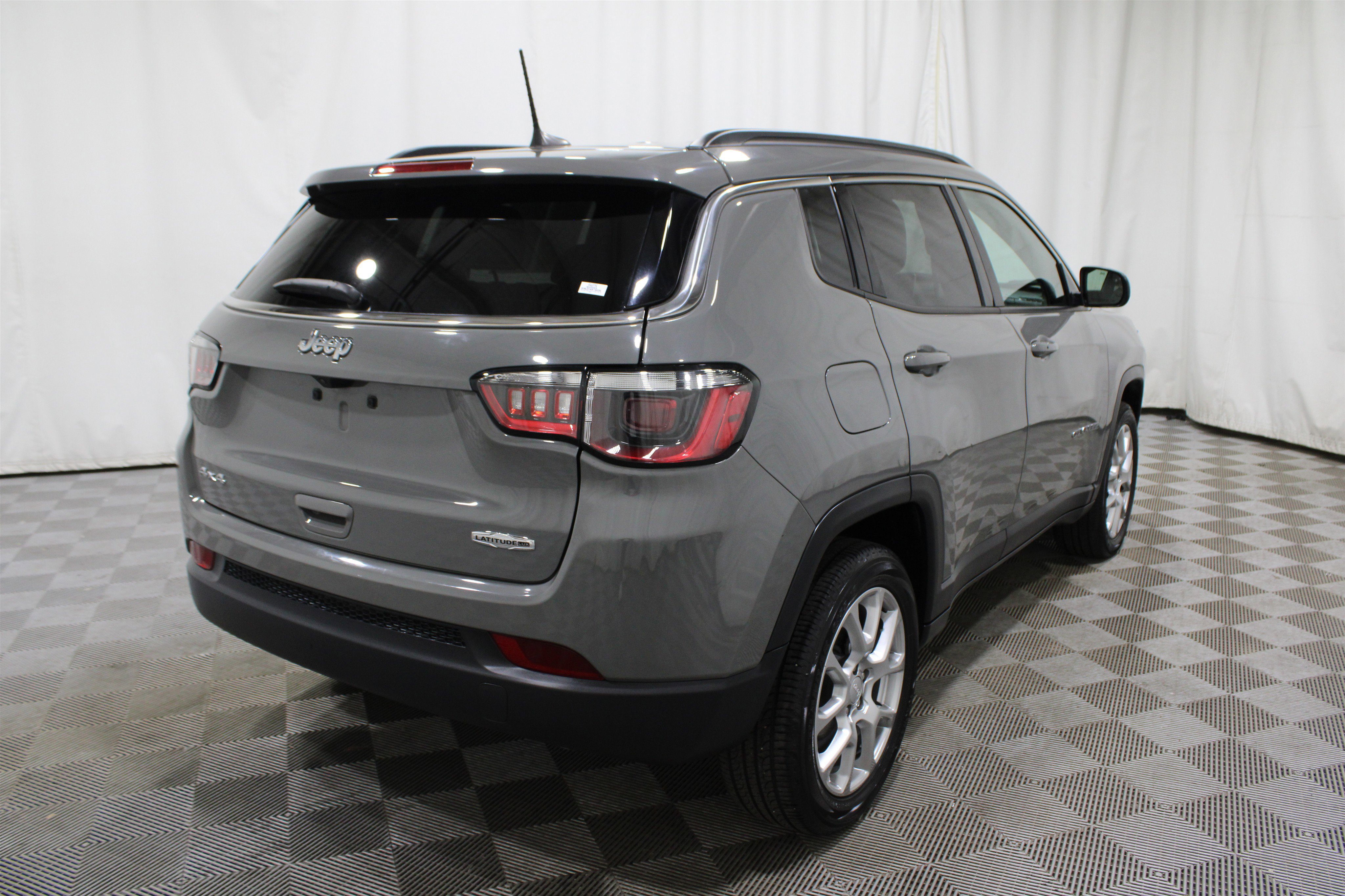 Used 2024 Jeep Compass Latitude image 34