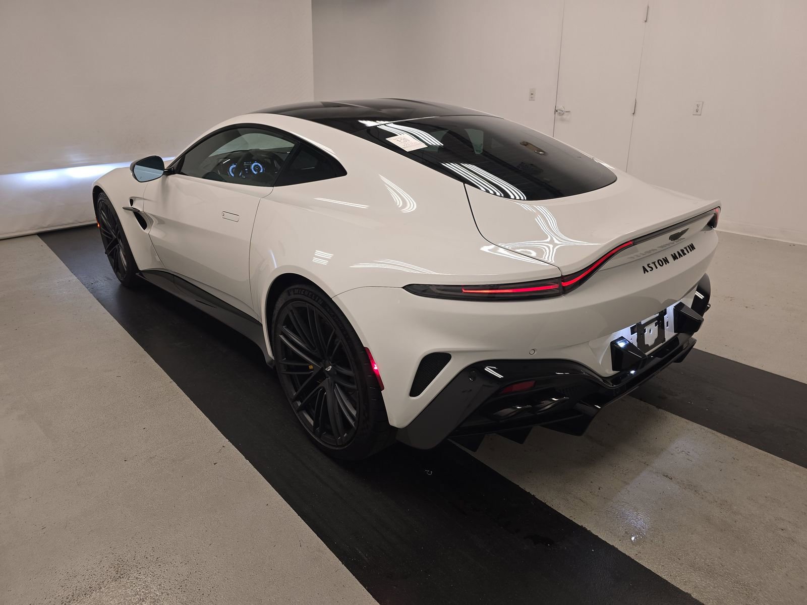 Used 2025 Aston Martin V8 Vantage Coupe RWD image 3