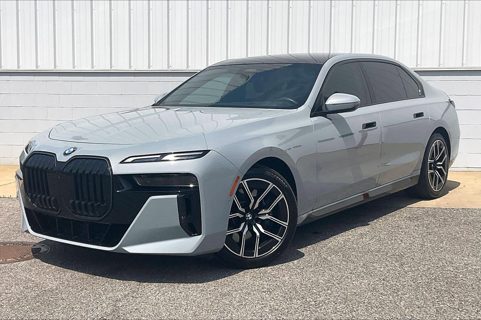 Used 2024 BMW 740i w/ Premium Package 2 RWD image 2