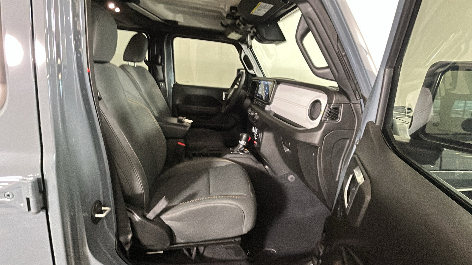 Used 2024 Jeep Wrangler Unlimited AWD/4WD image 33