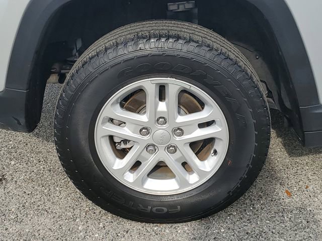 Used 2023 Jeep Grand Cherokee Laredo image 6