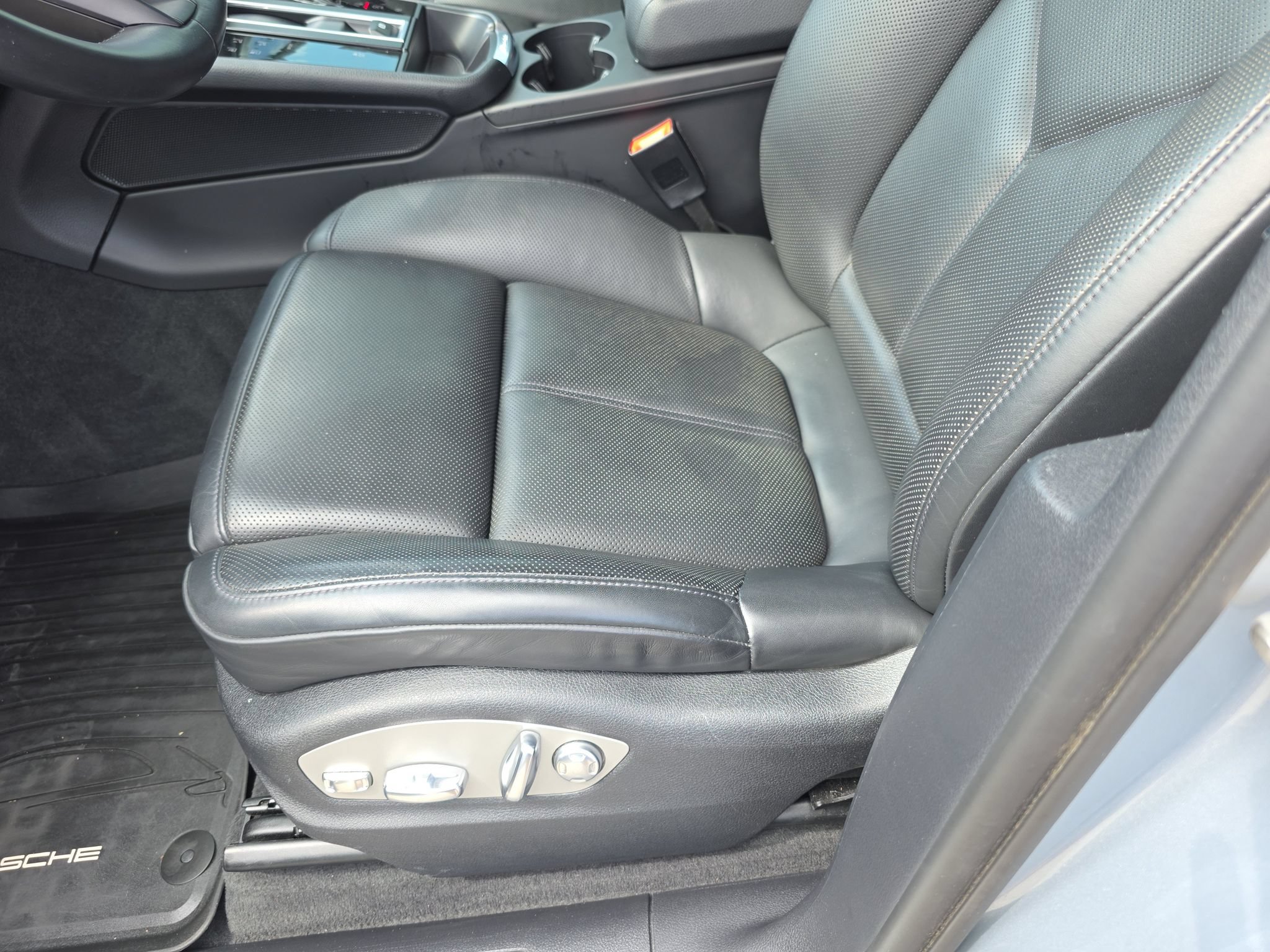 Used 2023 Porsche Macan Turbo AWD/4WD image 20