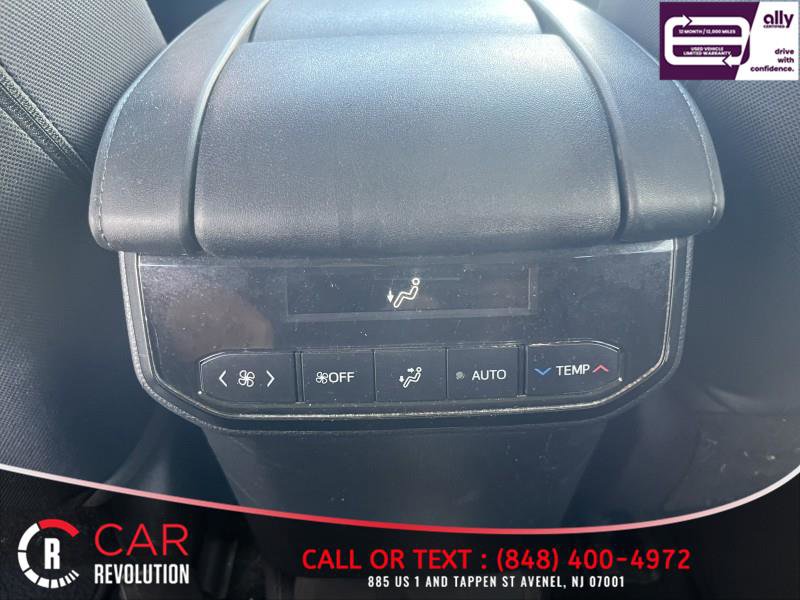 Used 2021 Toyota Highlander L FWD image 29