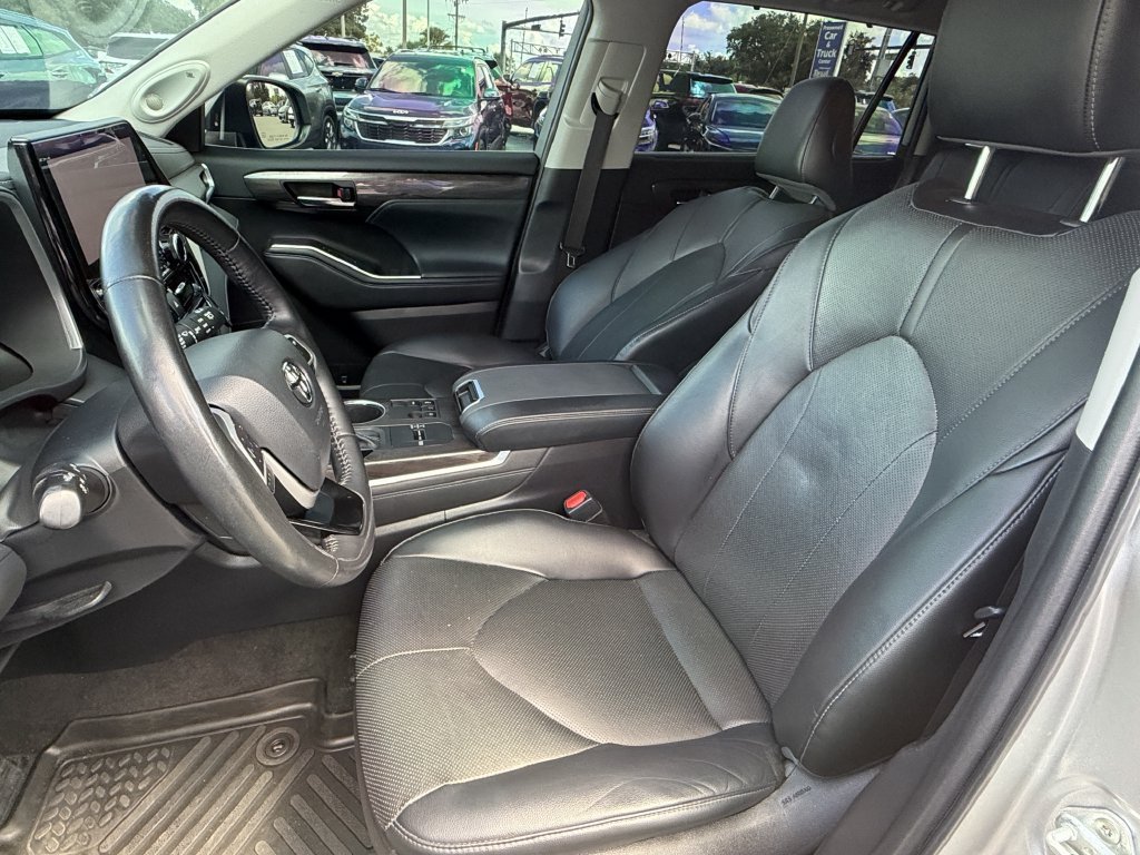 Used 2023 Toyota Highlander Limited FWD image 23