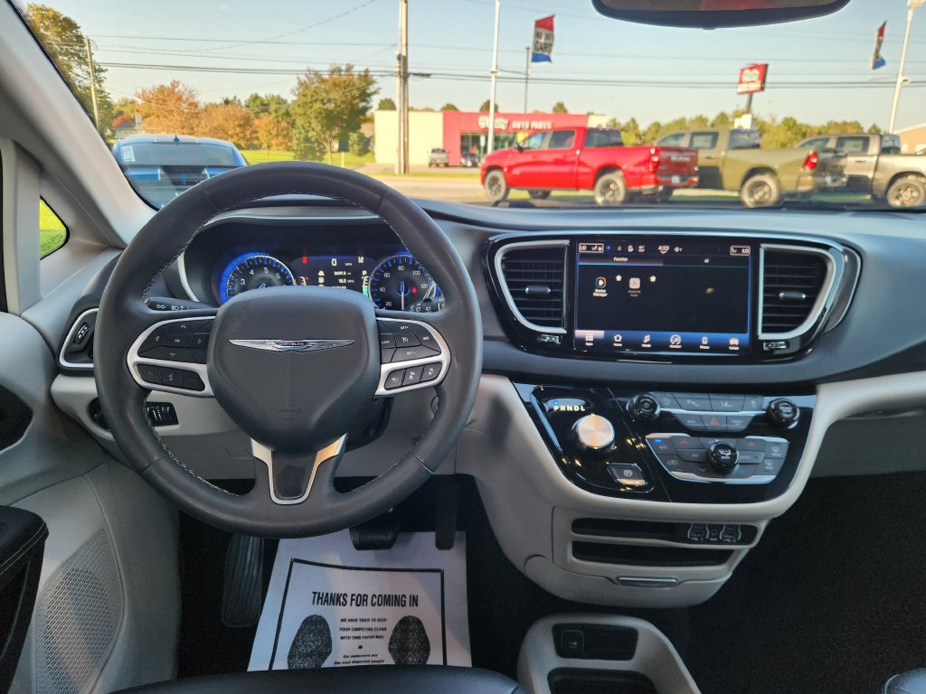 Used 2024 Chrysler Pacifica Touring-L FWD image 21